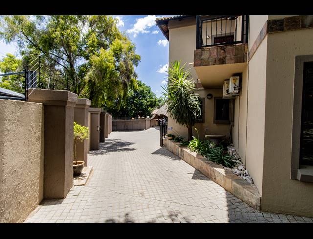 318M² BUILDING FOR SALE IN ROOIHUISKRAAL
